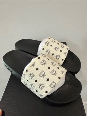 Slides/Slip-on Sandals